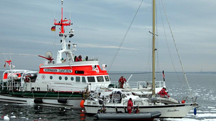 Der Seenotkreuzer "Vormann Jantzen" nimmt die havarierte Segelyacht in Schlepp. Mit dem Schlauchboot setzten die Beamten der Wasserschutzpolizei Heiligenhafen über.