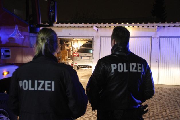 Spektakulärer Unfall in Rostock: 85-jähriger Rentner verwechselt Gas und Bremse beim Einparken, rast durch Garage und durchbricht massive Mauer