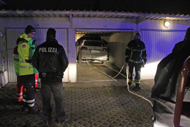 Spektakulärer Unfall in Rostock: 85-jähriger Rentner verwechselt Gas und Bremse beim Einparken, rast durch Garage und durchbricht massive Mauer