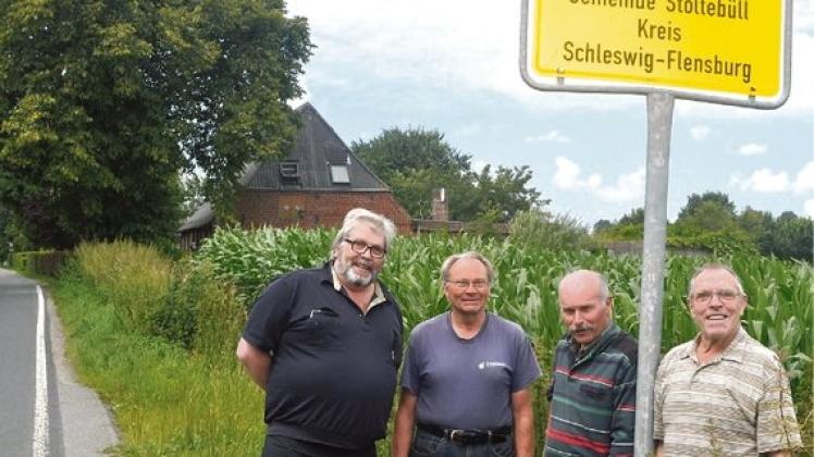 In Schrepperie ist für  Peter Schramm (links), Peter Braasch und Helmut Boger (rechts) die Welt noch in Ordnung. Das freut Bürgermeister Hans-Jürgen Schwager (3. von links).   Foto: hjk