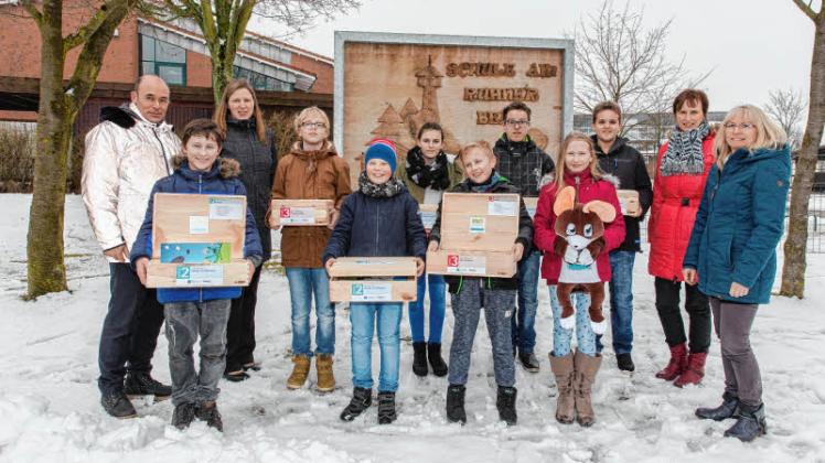 Übergabe der 21 Materialboxen an die Schüler in Marnitz  