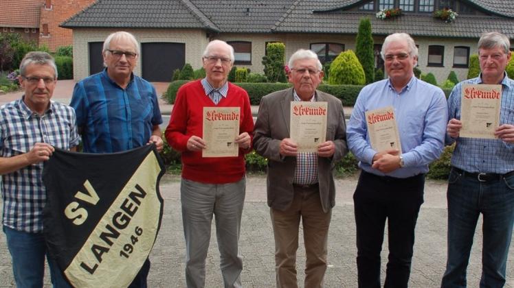 Für besonders lange Mitgliedschaft beim SV Langen ehrten (v.l.) der 2. Vorsitzende Heiner Ameln und der Vorsitzende Hans Voßkuhl (2.v.l.) Georg Robin (60 Jahre) Bernhard Lager (65 Jahre), Hermann Eiken (50 Jahre) und Hermann Ottens (55 Jahre). 