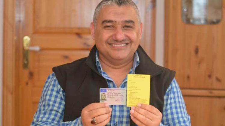 Ibrahim Al Sunaidar mit EU-Führerschein und Personenbeförderungserlaubnis. 