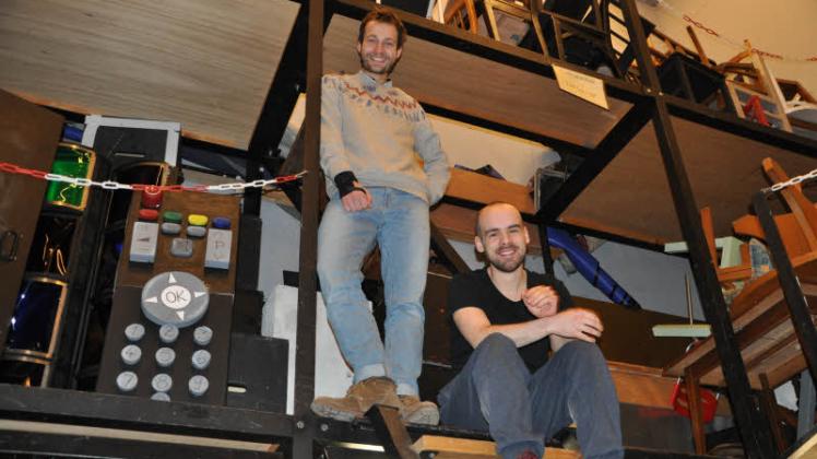 Im Requisitenlager der HMT werden Michael Schröder (25, l.) und Max Mehlhose (26) immer fündig – es dient auch als Inspirationsquelle für das „Studio 3“.  