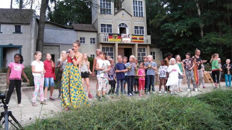 Gemeinsam mit vielen Kindern sang Deena ihren Mega-Hit „Mumulete“. Fotos: Gerd Mekclenborg
