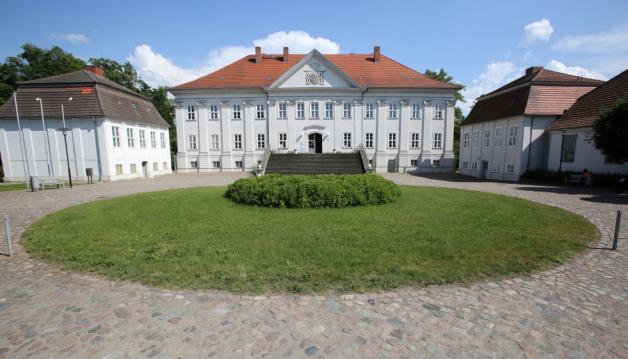 Die Luisen-Gedenkstätte Schloss Hohenzieritz erinnert an Königin Luise, die dort 1810 starb. 