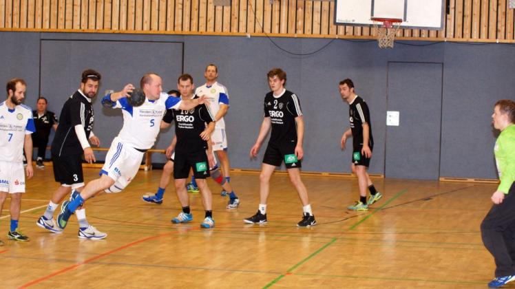 Die Matzlower Alexander Köhn, Daniel Scharf und Jan-Philip Kautz (v.l.) können in dieser Szene nur zuschauen wie der Schwaaner Reiko Schulz vom Kreis aus seinen Wurf erfolgreich zu Ende bringt. Die Matzlower Alexander Köhn, Daniel Scharf und Jan-Philip Kautz (v.l.) können in dieser Szene nur zuschauen wie der Schwaaner Reiko Schulz vom Kreis aus seinen Wurf erfolgreich zu Ende bringt.