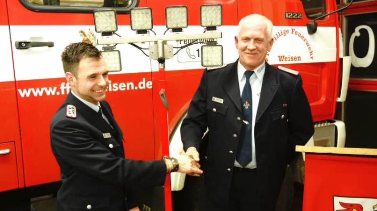 Michael Meyer(r.) übergibt den Lichtmast an Nico Ziegler, den Vorsitzenden des Feuerwehrfördervereins Weisen. Michael Meyer(r.) übergibt den Lichtmast an Nico Ziegler, den Vorsitzenden des Feuerwehrfördervereins Weisen.