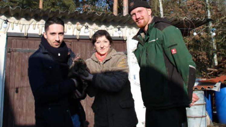 Mimi mit ihren Rettern: Thomas und Britta Trampnau (v.l.) baten um Hilfe übers Internet und Nico Engemann kam. Er holte die Katze aus einer der 30 Meter hohen Baumkronen im Hintergrund. 