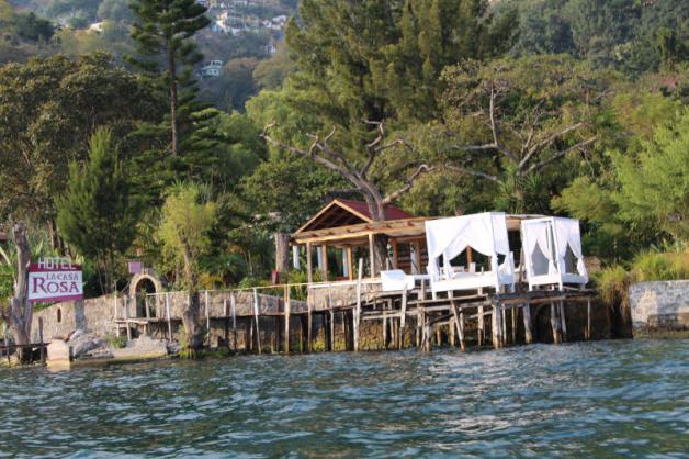 Der Lago de Atitlán, der Atitlansee, bietet bei Tag ein wunderschönes Bild. Nachts wird drum herum Müll verbrannt. Der Lago de Atitlán, der Atitlansee, bietet bei Tag ein wunderschönes Bild. Nachts wird drum herum Müll verbrannt.
