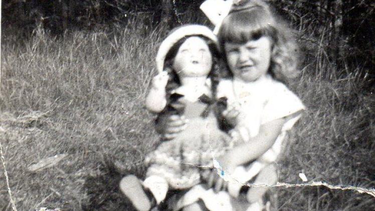 Margot im Jahr 1937:  Ihr blieb nur das Foto von der Puppe – das Spielzeug wurde dem Mädchen weggenommen.