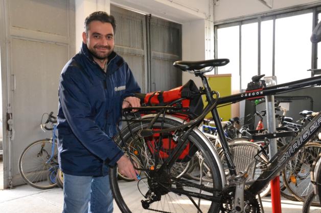 Als Praktikant kümmert sich Ahmad Mousa in der Fahrradwerkstatt um die Instandsetzung der Drahtesel.  Fotos: Caroline Weissert 