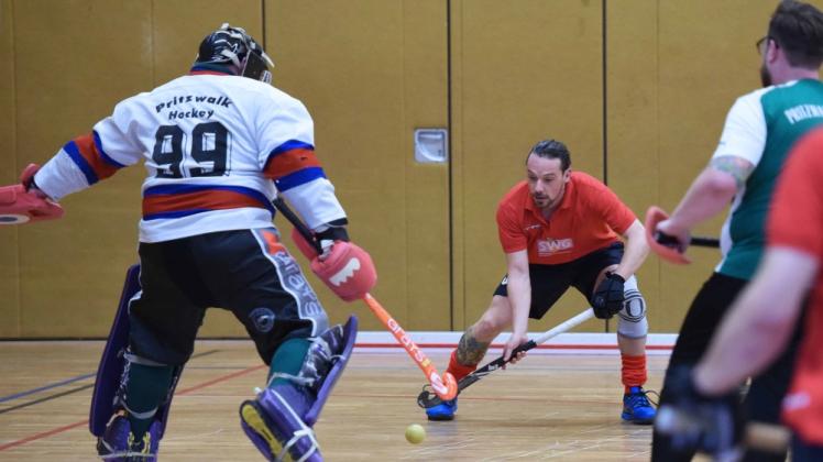 Maik Hollmeier von den SSC-Herren versucht in dieser Szene, die Hockeykugel am Pasewalker Torhüter vorbeizuspielen. Maik Hollmeier von den SSC-Herren versucht in dieser Szene, die Hockeykugel am Pasewalker Torhüter vorbeizuspielen.