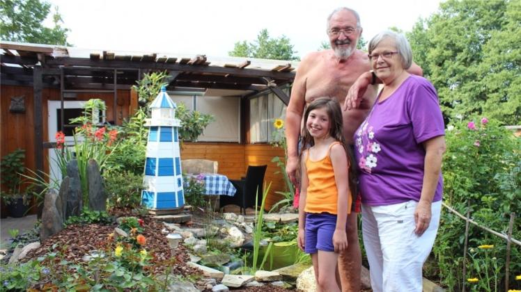 „Einmal Camping, immer Camping“, sagen Erika und Karl-Heinz Steven (hier mit Enkelin Sara), die seit 14 Jahren fest auf dem Campingplatz Blauer See in Lünne leben und es lieben. 