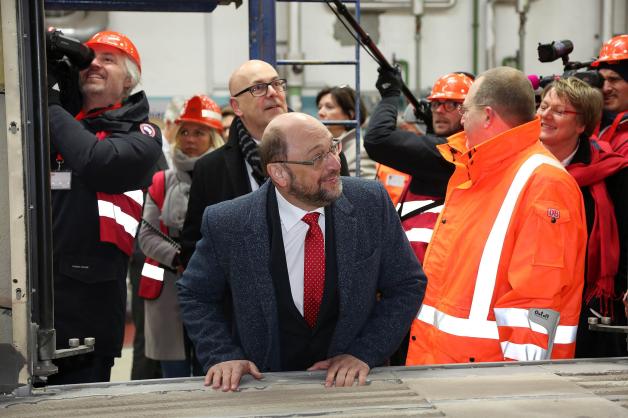 Martin Schulz und Ministerpräsident Torsten Albig im Bahn-Werk in Neumünster.