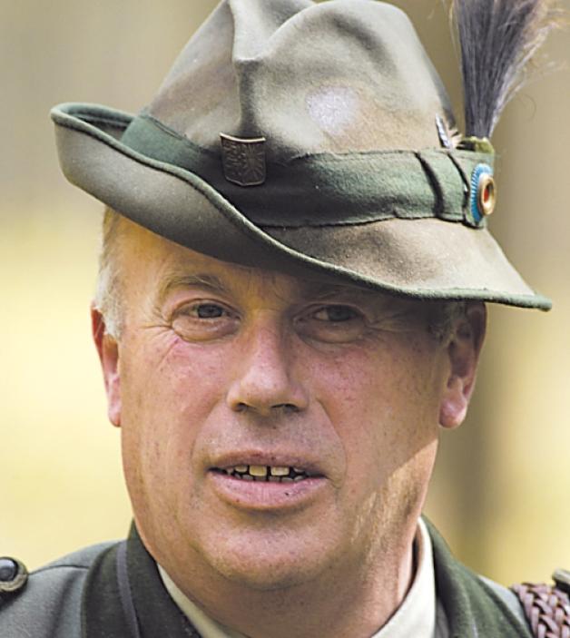 Hans-Albrecht Hewicker von der Kreisjägerschaft Pinneberg sagt: „1995 wurden knapp 400 Marderhunde erlegt, 2005 waren es über 30.000.“ Hans-Albrecht Hewicker von der Kreisjägerschaft Pinneberg sagt: „1995 wurden knapp 400 Marderhunde erlegt, 2005 waren es über 30.000.“