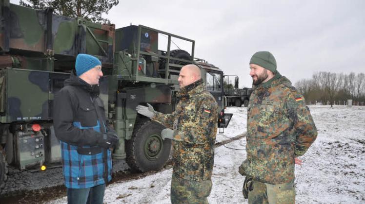 Beim Rundgang über den Übungsplatz erklären Oberstleutnant Thomas Sengespeick (Mitte) und Major Sebastian Wolff (r.) Peter Stein das Patriot-System.  
