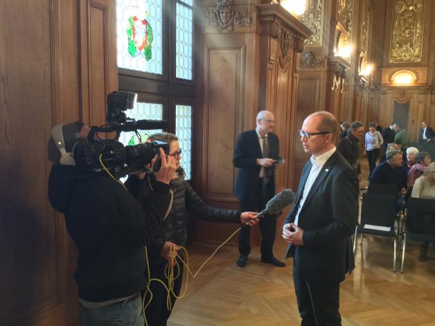 Hamburgs BUND-Geschäftsführer Manfred Braasch im TV-Interview kurz vor der Urteilsverkündung. Er sagt: „Ein aufregender Tag nach so langer Verfahrensdauer. Ich bin verhalten optimistisch.“
