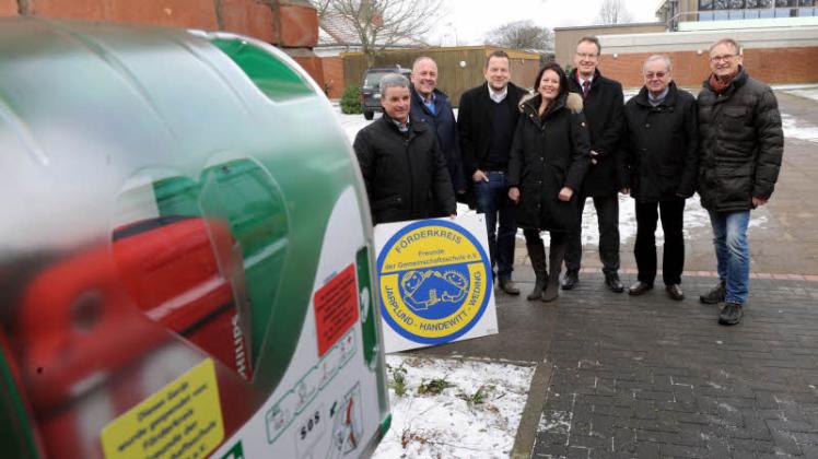 Die Spender: Joachim Schmidt (Förderkreis Schule, v.l.), Bürgermeister Thomas Rasmussen, Niels Lommatzsch (Provinzial, HIS-Vorsitzender), Corinna Carstensen (Rosengoorn), Olaf Luther (Rechtsanwalt), Jürgen Haut (Sozialstation) und Ronald Daas (Otto &amp; Kollegen).  