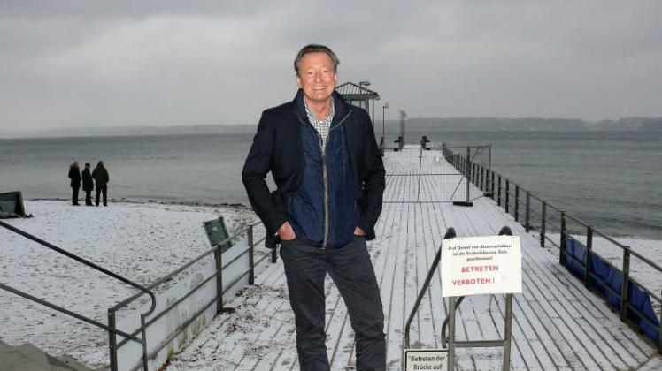Hoteldirektor Markus Schiller vor seinem derzeitigen Sorgenkind Nummer eins, der Glücksburger Seebrücke. 