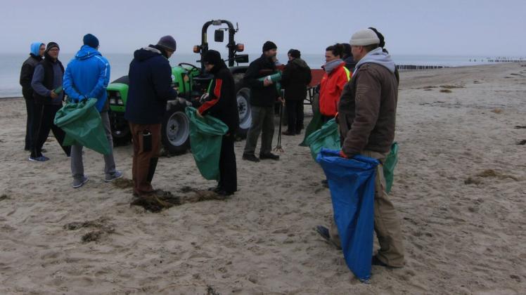 Etwa 40 Helfer beteiligten sich an der Müllsammel-Aktion. Ausgerüstet mit Harken und Greifern befreiten sie den Strand von Plastik, Styropor, Glas und anderem Unrat.  Fotos: Privat Ilona Auge 