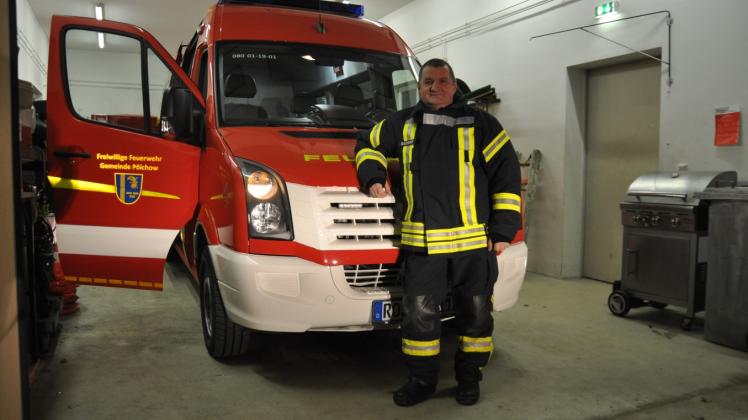 Am Donnerstagabend konnte Gemeindewehrführer Reinhard Schmidt den neuen Mannschaftstransportwagen aus Satow abholen, wo das Fahrzeug für die Feuerwehreinsätze umgerüstet wurde.  