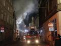 Feuerwehren bei Großbrand in Güstrower Innenstadt gefordert: Mehrzweckgebäude brennt - Flammen greifen auf Wohnhaus über - fünf Bewohner in Sicherheit gebracht - Polizei ermittelt wegen schwerer Brandstiftung