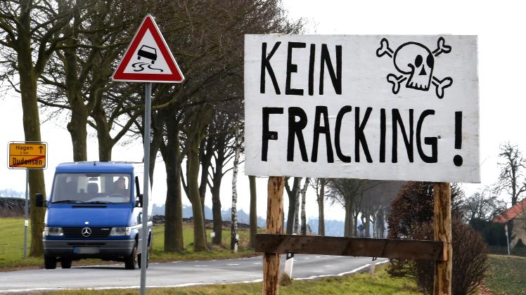 Mit Protestschildern warnen viele Gemeinden vor dem Fracking.