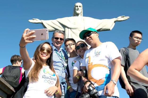 Touristen posieren für ein Selfie vor der Christus-Statue in Rio de Janeiro. 