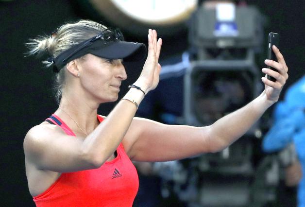 Die Tennisspielerin Mirjana Lucic-Baroni aus Kroatien fotografiert sich selbst nach einer Niederlage.