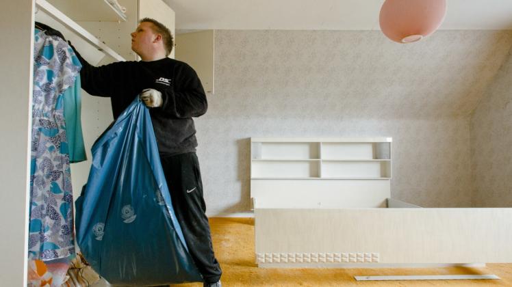 Wenn die persönlichen Sachen der Eltern ausgeräumt werden müssen, ist das für die Kinder oft emotional und schwierig. Wenn die persönlichen Sachen der Eltern ausgeräumt werden müssen, ist das für die Kinder oft emotional und schwierig.