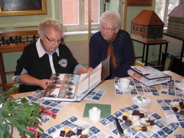 Helga Wartenberg (l.) und Gisela Schmidt (r.) waren der Chronistin eine große Hilfe.