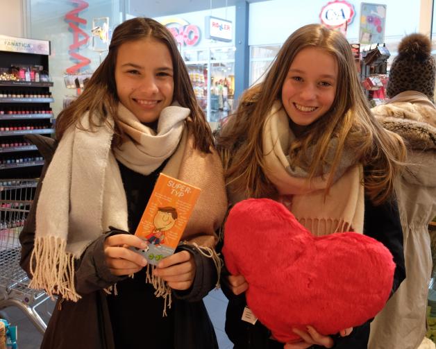 Eine kleine Aufmerksamkeiten für ihre Schulfreunde suchen Maja und Michelle. Die Supertyp-Schokolade und ein Kuschelkissen in Herzform überzeugten die beiden Schülerinnen.