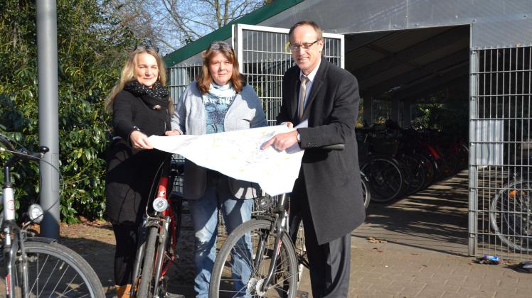 Mit dem Rad durch die Stadt: Bürgermeister Volker Hatje stellte gemeinsam mit Ellen Unger (Mitte) und Sabine Schon, den neuen Veloroutenstadtplan vor, der im Rathaus erarbeitet wurde. 