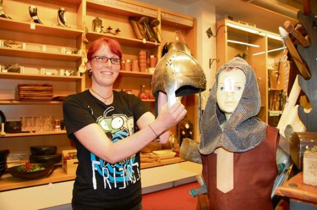 Anna Cohrt verkauft in der "Thors-Schmiede" Trachten aus der Wikingerzeit.  Foto: Heldt (2)