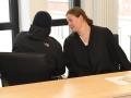 Wegen Drogen- und Waffenbesitzes ist der Rostocker Peter S. angeklagt. Gestern im Gerichtssaal sitzt er mit verhülltem Gesicht neben seiner Pflichtverteidigerin Stefanie Laduch.  