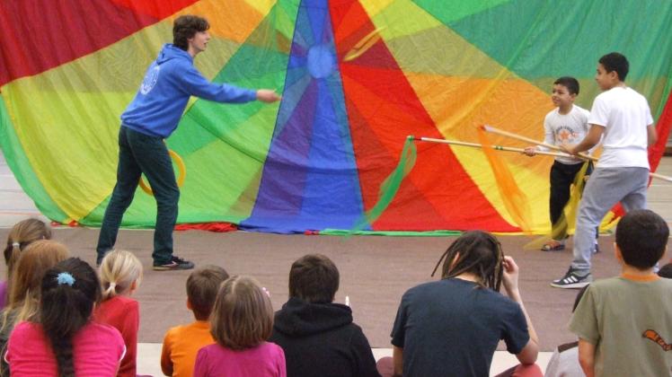 Gemeinsam üben die Kinder aus Flüchtlingsfamilien und aus Groß Lüsewitz, Sanitz und Umgebung Kunststücke ein, die sie in einer Zirkusshow präsentieren. Ziel des Projekts ist es, die neuen Nachbarn in die Gemeinde zu integrieren. 