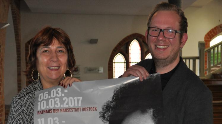 Haben die Ausstellung zum Frauentag nach Rostock geholt: Brigitte Thielk und Christoph Behrens.  