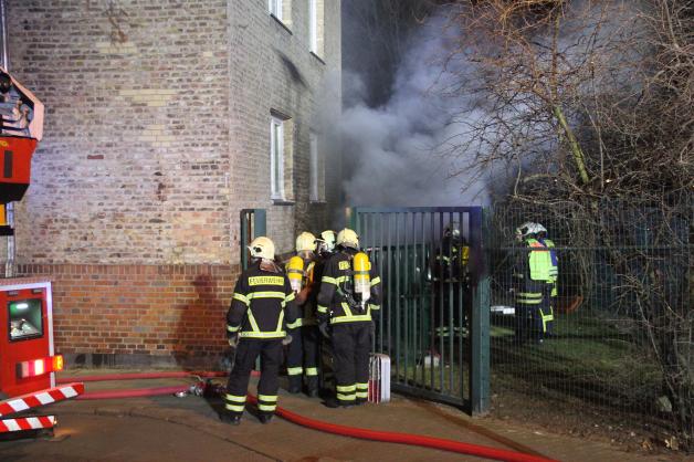 Feuer in Rostocker Studentenwohnheim ausgebrochen: Feuerwehr muss Kellerbrand löschen - mehrere Bewohner über Drehleiter in Sicherheit gebracht - Kripo ermittelt