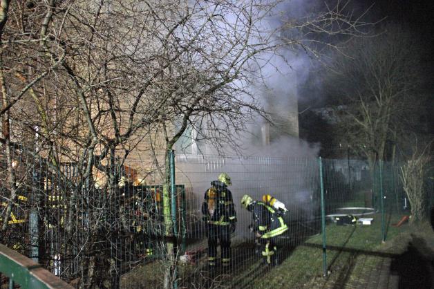 Feuer in Rostocker Studentenwohnheim ausgebrochen: Feuerwehr muss Kellerbrand löschen - mehrere Bewohner über Drehleiter in Sicherheit gebracht - Kripo ermittelt