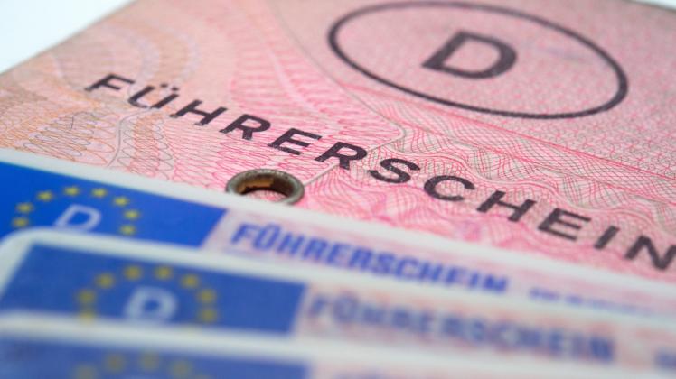 Bis spätestens 2033 müssen Autofahrer auch alte Papierführerscheine gegen einen neuen im Scheckkartenformat tauschen. Bis spätestens 2033 müssen Autofahrer auch alte Papierführerscheine gegen einen neuen im Scheckkartenformat tauschen.