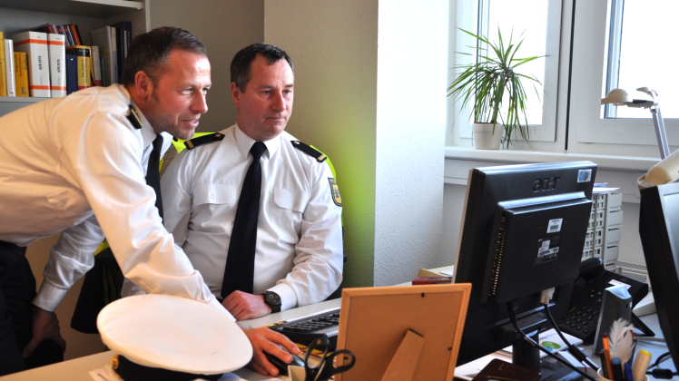 In den neuen Büros können sich die Hafensicherheitsbeamten – hier Polizeikommissar Jörg Herrmann und Robert Stahlberg (l.), Sprecher der Wasserschutzpolizei – auf kurzem Weg austauschen. 