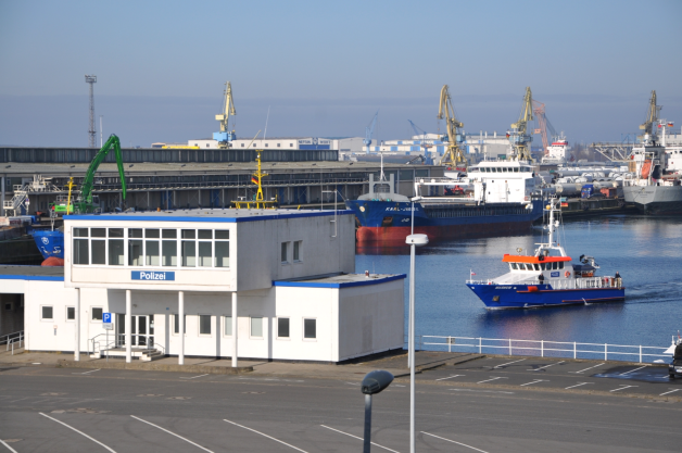 Die alten Polizei-Container sollen noch dieses Jahr abgerissen werden – der Liegeplatz für das Küstenstreifenboot „Warnow“ bleibt.