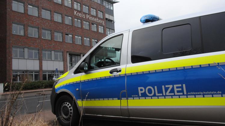 Ein Polizeiwagen vor dem Kreishaus in Elmshorn.