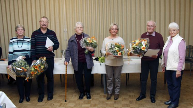 Gruppe der fünf für „langjähriges Singen im Chor“ Geehrten mit der Vorsitzenden Elke Enke (rechts außen).  