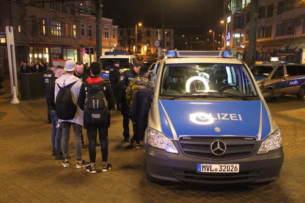 Migranten greifen Jugendliche auf Rostocker Doberaner Platz an: Fünf Verletzte bei Schlägerei - Polizeigroßeinsatz, drei Tatverdächtige gestellt