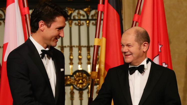 Der kanadische Premierminister Justin Trudeau wird von Hamburgs Bürgermeister Olaf Scholz begrüßt.