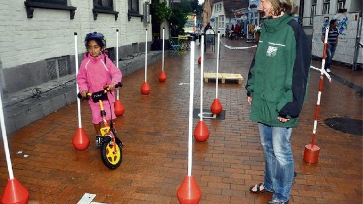 Samira Feratoski (5) auf dem Rollerparcours der Verkehrswacht beobachtet von Janine Eberhardt. Fotos: Ritterbusch