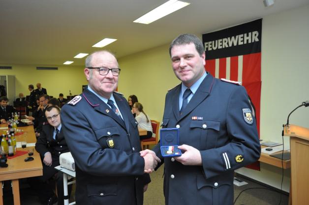 Vater und Sohn: Wehrführer Remo Schmecht (r.) freute sich über das Ehrenzeichen am Bande für 50 Jahre Mitgliedschaft in der Freiwilligen Feuerwehr Krakow am See für seinen Vater Werner Schmecht. Vater und Sohn: Wehrführer Remo Schmecht (r.) freute sich über das Ehrenzeichen am Bande für 50 Jahre Mitgliedschaft in der Freiwilligen Feuerwehr Krakow am See für seinen Vater Werner Schmecht.