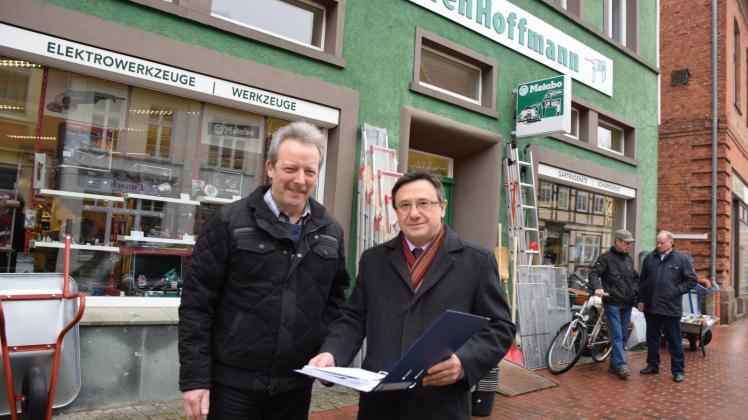 Die Vorstandsmitglieder Thomas Hoffmann (l.) und Günter Schulze gehören zu den Initiatoren des Vereins der Parchimer Altstadthändler    